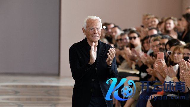2019年，乔治·阿玛尼在Giorgio Armani Prive高档定制时装秀上向不雅众致敬 （新华社 图）